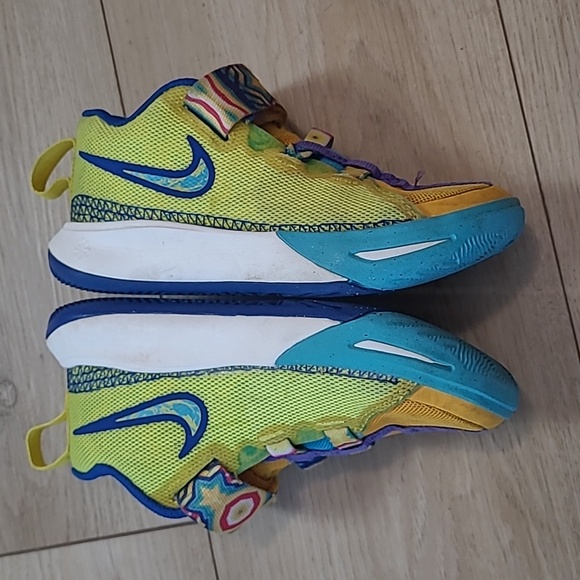 Nike Kids Kyrie Flytraps Sneakers in Yellow and Blue 10.5 C - Picture 3 of 10